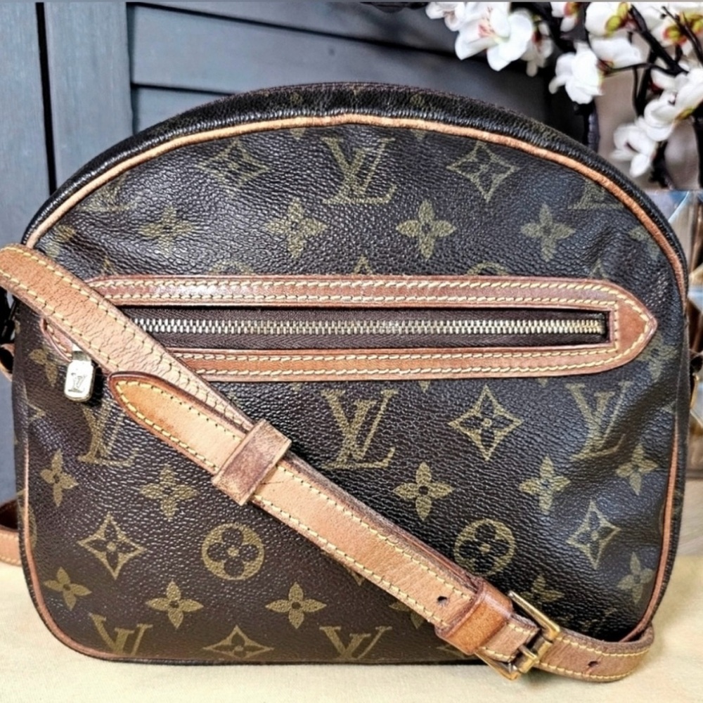 Authentic Louis Vuitton vintage Senlis crossbody bag. Excellent Condition!